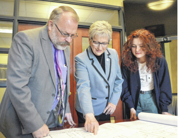 Cynthia Spiers discusses the downtown Rhodes State College plans with Russell Litke as Spiers’ granddaughter Lily Spiers looks on.